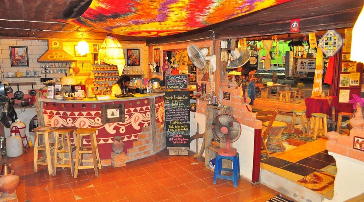 Art in Chai café with live music in Pai, Thailand