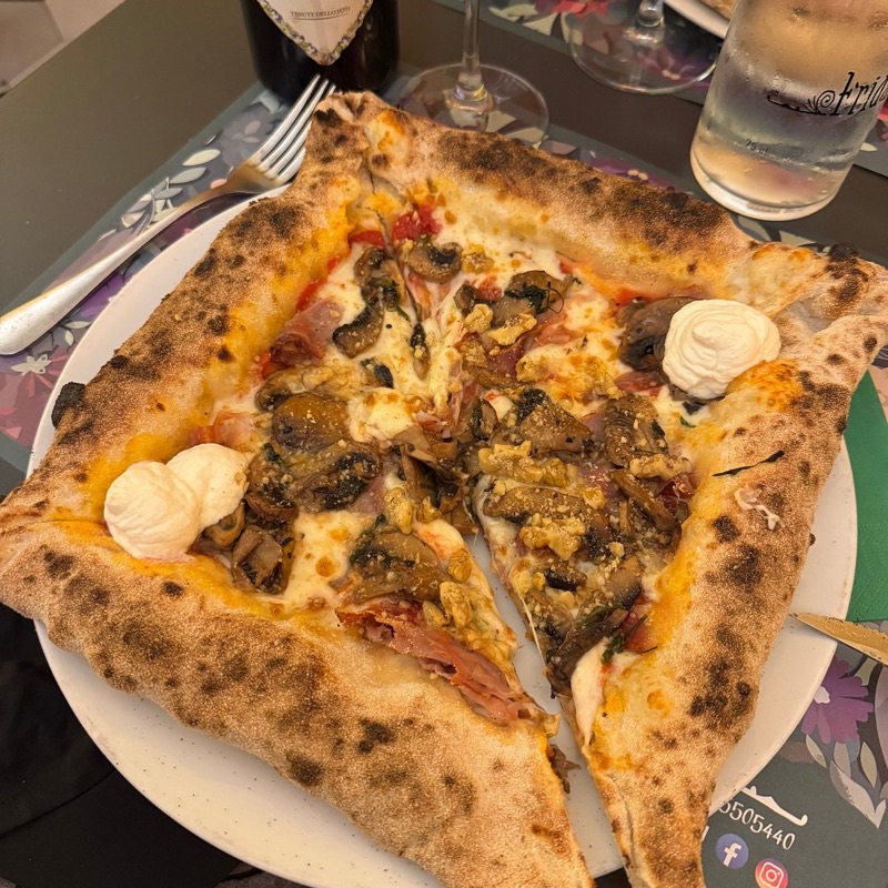 Pizzeria Frida in Kalsa — Widely regarded as one of Palermo's finest, Pizzeria Frida masterfully crafts au
