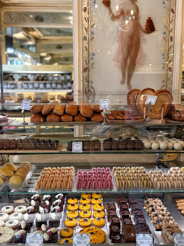 Stohrer pâtisserie interior in Paris
