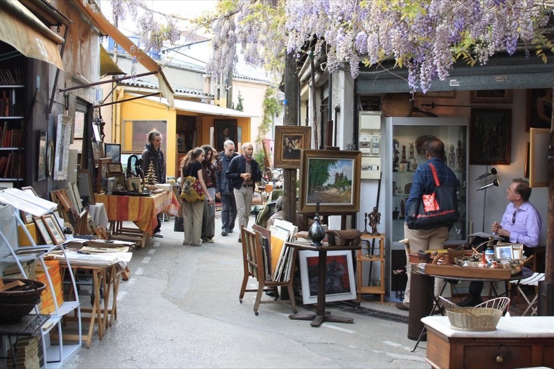 Marché aux Puces de la Porte de Montreuil in 20e arrondissement, eastern Paris