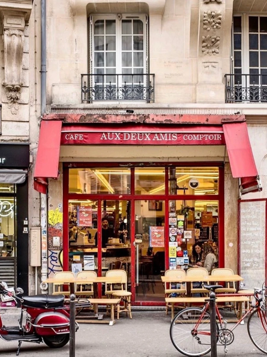 Aux Deux Amis wine bar on Rue Oberkampf, Paris