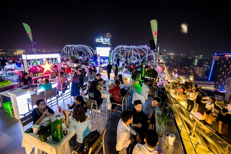 Eclipse Sky Bar nightlife atmosphere in Phnom Penh