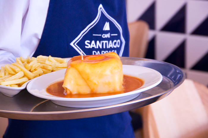 Café Santiago in R. de Passos Manuel 226, 4000-382 Porto, Portugal