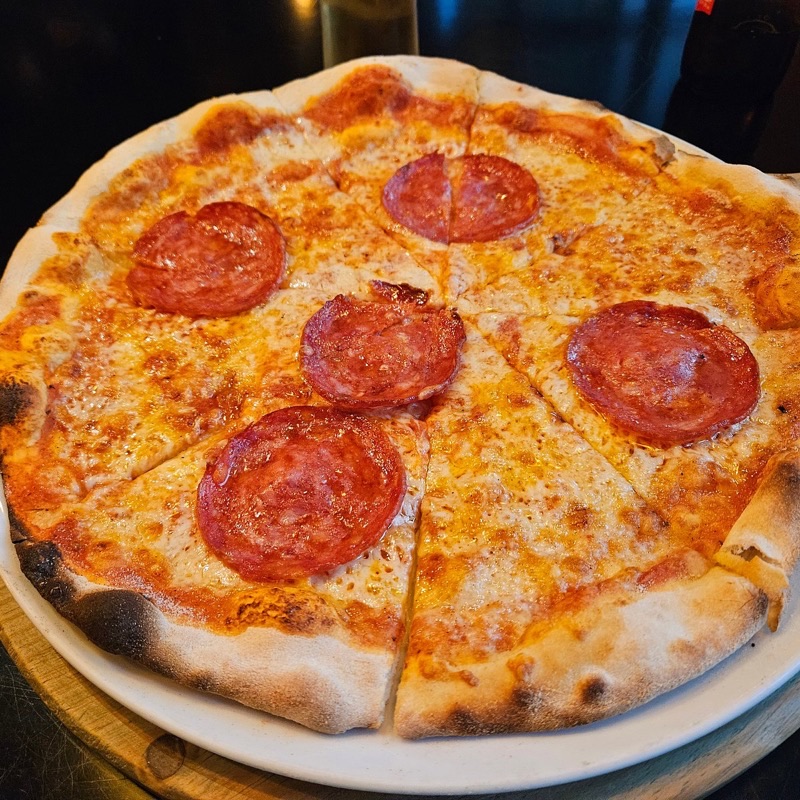 Pizzaria Luzzo Boavista in Boavista — Luzzo Pizzeria is a popular Portuguese chain with a strong presence in Porto, kn