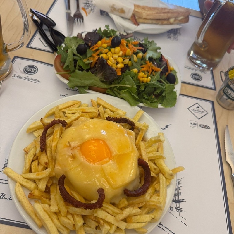 Café Santiago (Francesinha + Wine) in Rua de Passos Manuel