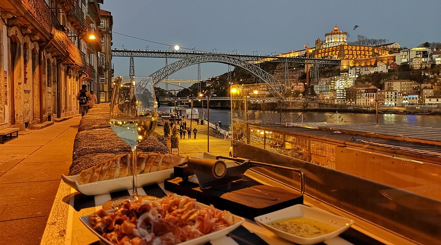 Wine Quay Bar in Ribeira waterfront