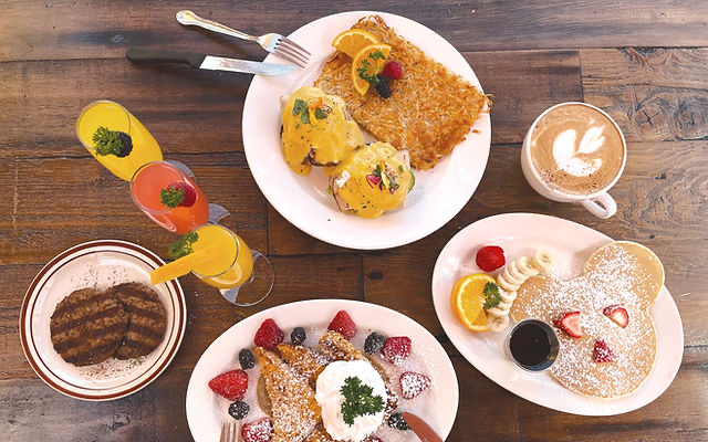 Hollywood Cafe in Fisherman's Wharf — Located right near Fisherman's Wharf, Hollywood Cafe offers a lively atmosphere 