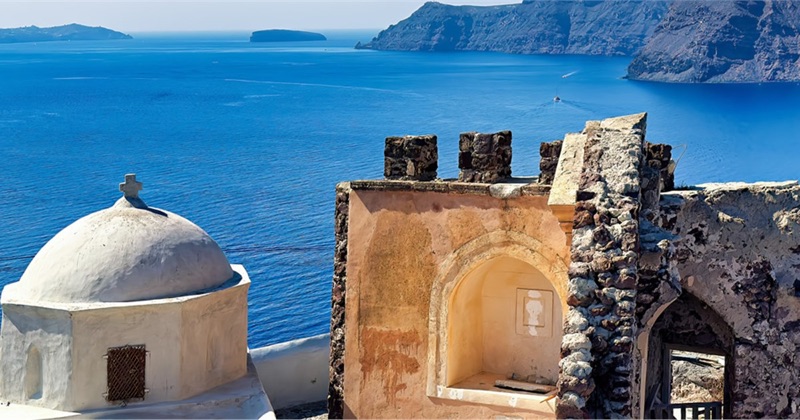 Oia Castle (Castle of Agios Nikolaos) in Santorini, Greece