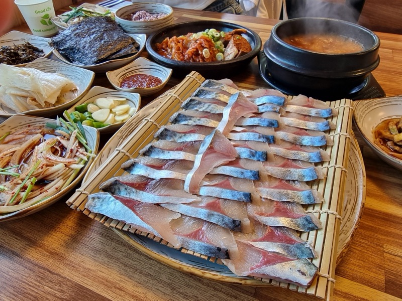 Manseon Sikdang mackerel sashimi at Moseulpo Port, Jeju
