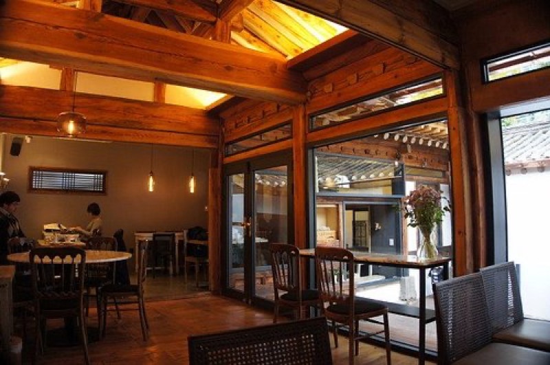 Namusairo in Gyeongbokgung area, Jongno-gu