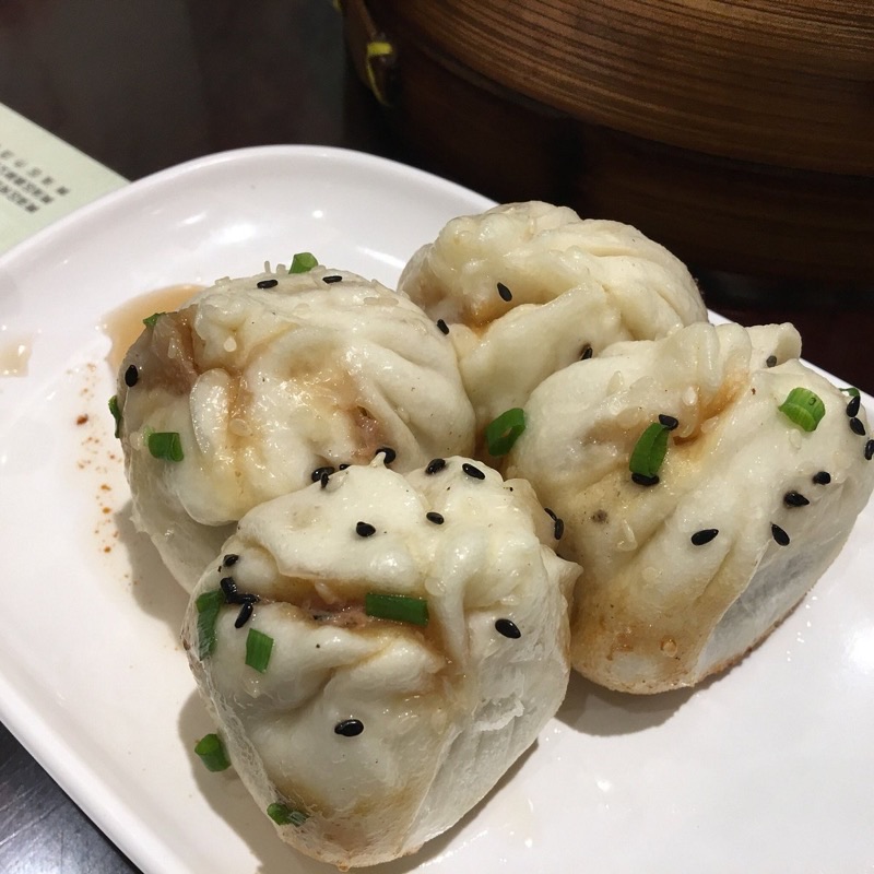 De Xing Guan in Huangpu (near The Bund) — A venerable institution established in 1883, De Xing Guan offers a taste of clas