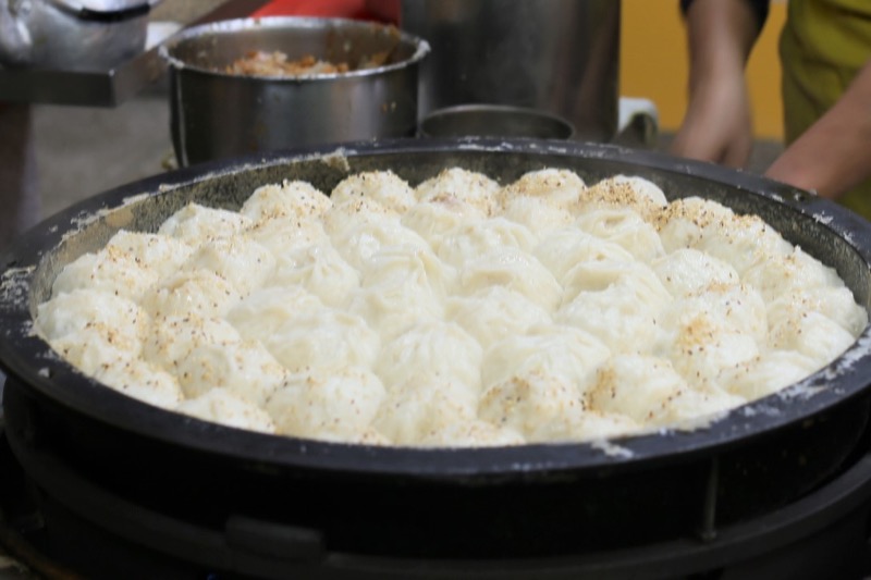 Pan-fried buns at Chung Chia Sheng Jian Bao, Shilin Night Market