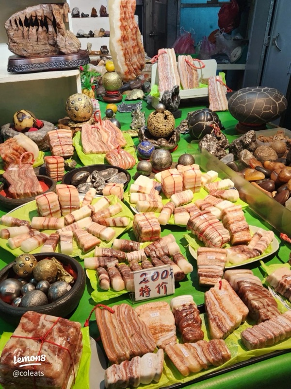 Jianguo Weekend Market in Taipei