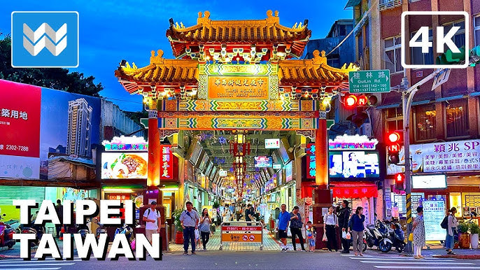 Huaxi Street Night Market in Wanhua District