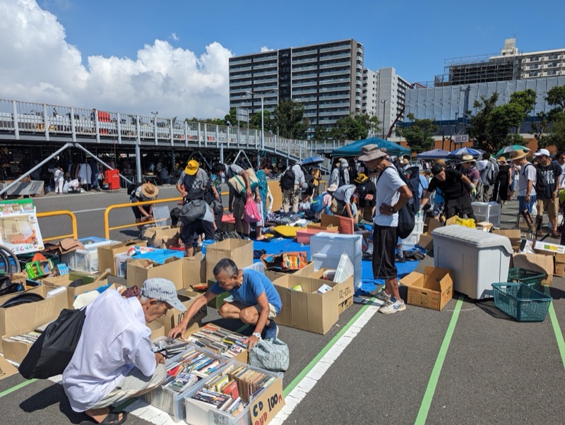 Tokyo City Flea Market at Oi Racecourse