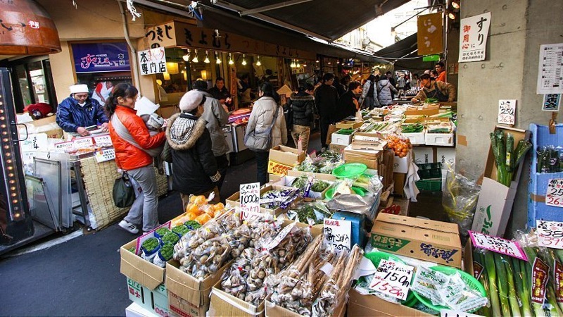 Tsukiji Outer Market seafood stalls in Tokyo