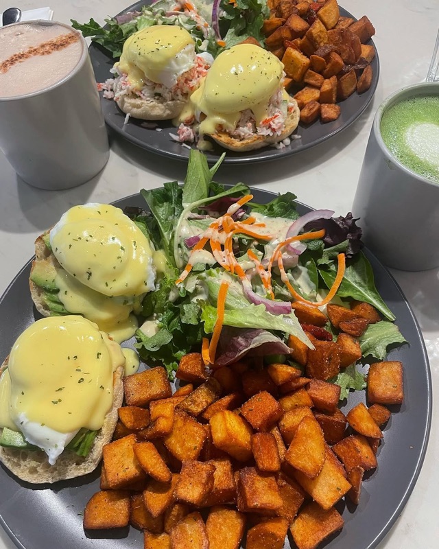 Brunch spread at Sisters & Co in Trinity-Bellwoods, Toronto