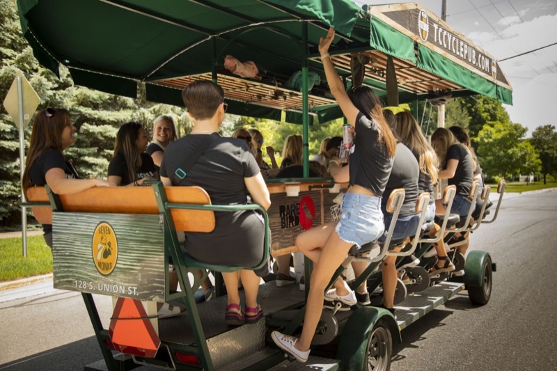 Grand Traverse Bike Tours in Suttons Bay (Leelanau Peninsula) — Experience the scenic beauty of the Leelanau Peninsula's wine country on two whe