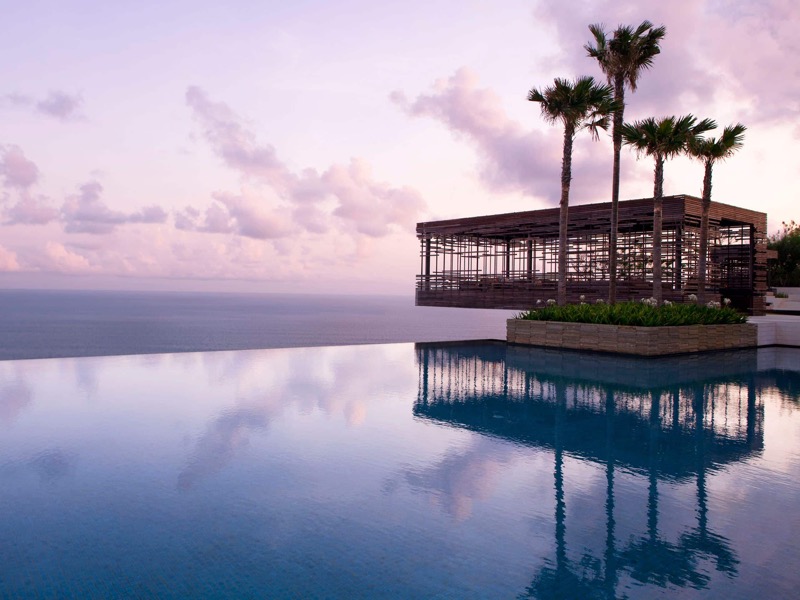 Alila Uluwatu resort infinity pool overlooking Indian Ocean