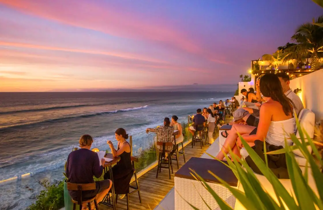 El Kabron cliff-top pool and bar overlooking ocean in Uluwatu