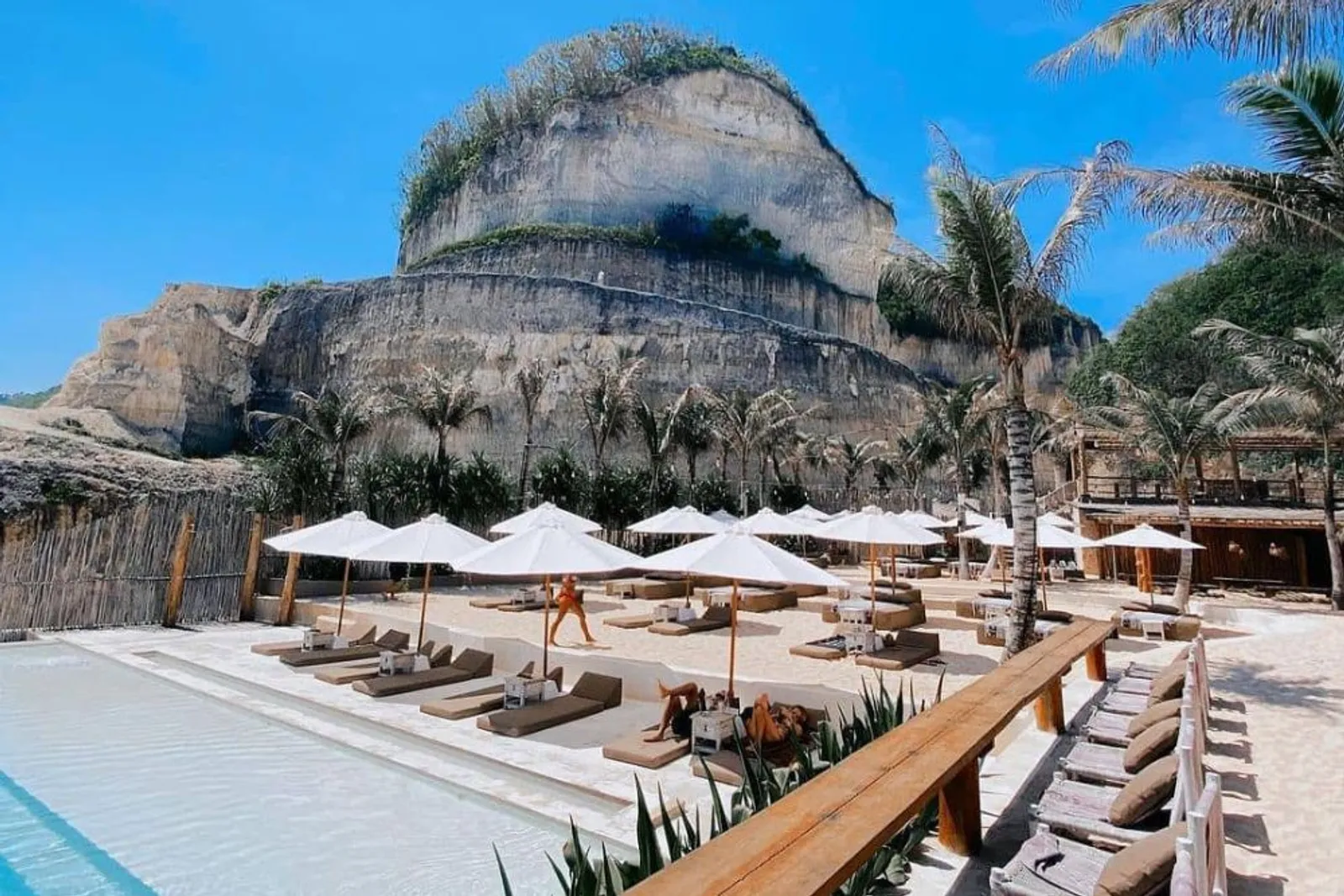 Palmilla Beach Club with loungers and ocean view in Uluwatu