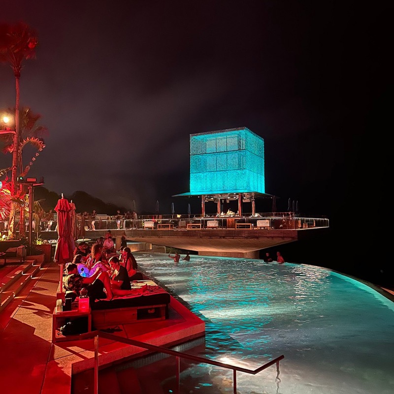 Savaya day club in Uluwatu with cliff-edge infinity pool