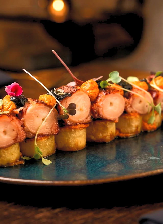 Taberna Jamón Jamón in Ciutat Vella — Right in the bustling Plaça de la Reina, Taberna Jamón Jamón is a classic Spanis