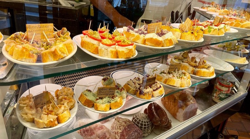 Cantine del Vino già Schiavi canal-side wine bar in Dorsoduro, Venice