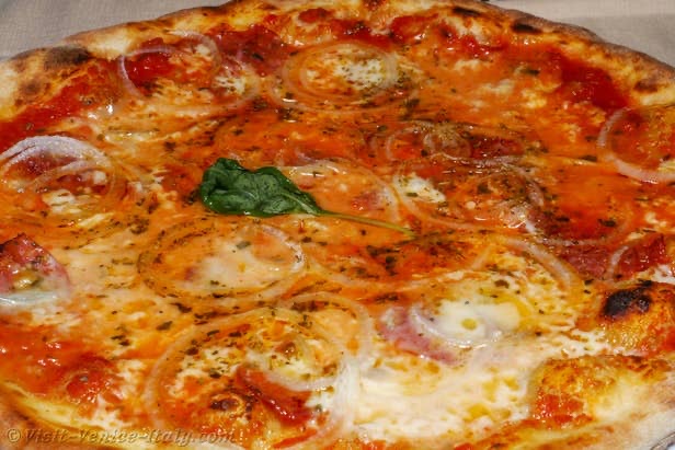 Trattoria Al Vecio Portal in Castello &mdash; canal-side pizza in Venice