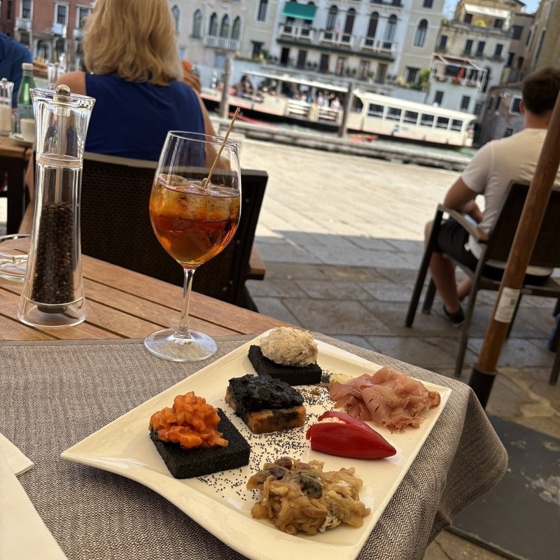 Bancogiro in San Polo — Located by the Rialto Bridge, Bancogiro is a popular wine bar and osteria known 